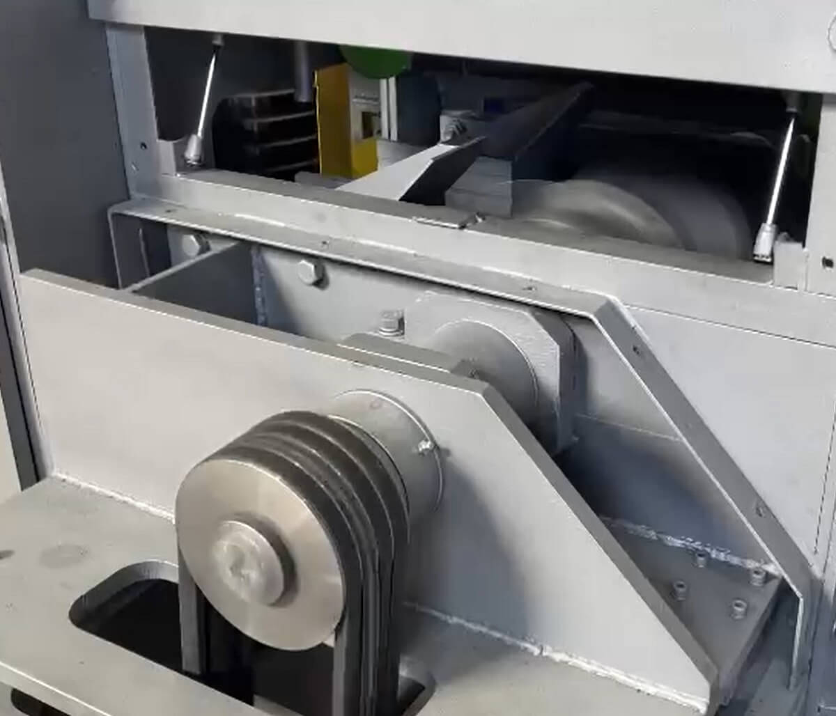 EcoWood UFP-260  Усиленная конструкция фрезерных шпинделей  Специальная конструкция разнесенных опор фрезерных шпинделей, с многоручьевым ременным приводом, исключает биение валов и не передает вибрацию от электродвигателей на инструмент Все это п...