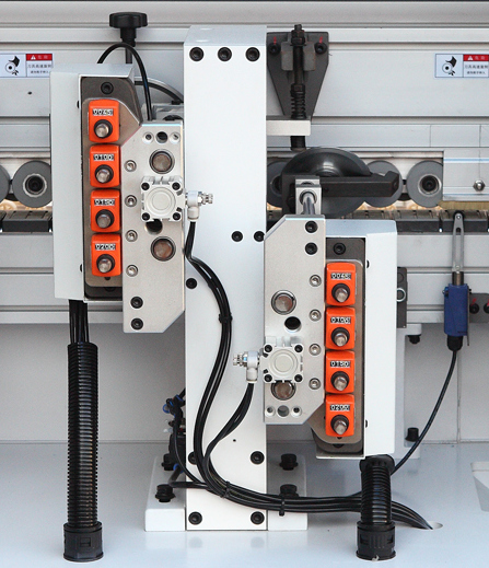 WoodTec EdgeMatic 524 
  УЗЕЛ РАДИУСНОЙ ЦИКЛИ  
 Узел радиусного циклевания работает в паре с узлом чистового снятия свесов и управляется одними и теми же кнопками на пульте управления  Это обусловлено тем, чтобы оператор даже случайно не мог вы...