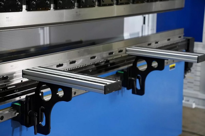 SMD PBC-160/3100  Передние опоры  Перемещаются по линейной направляющей и имеют линейки и упоры для контроля длины гиба при работе без заднего упора 
