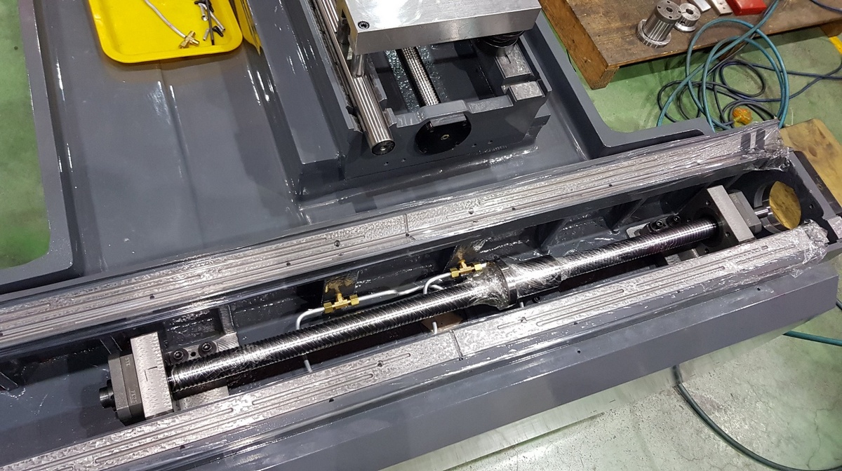 Spitzen SOG-2040  Станина  Основание станка изготовлено из высококачественного литья – механита  Оптимальное расстояние между направляющими обеспечивает превосходную поддержку стола и увеличивает точность позиционирования и повторяемость по оси Z ...