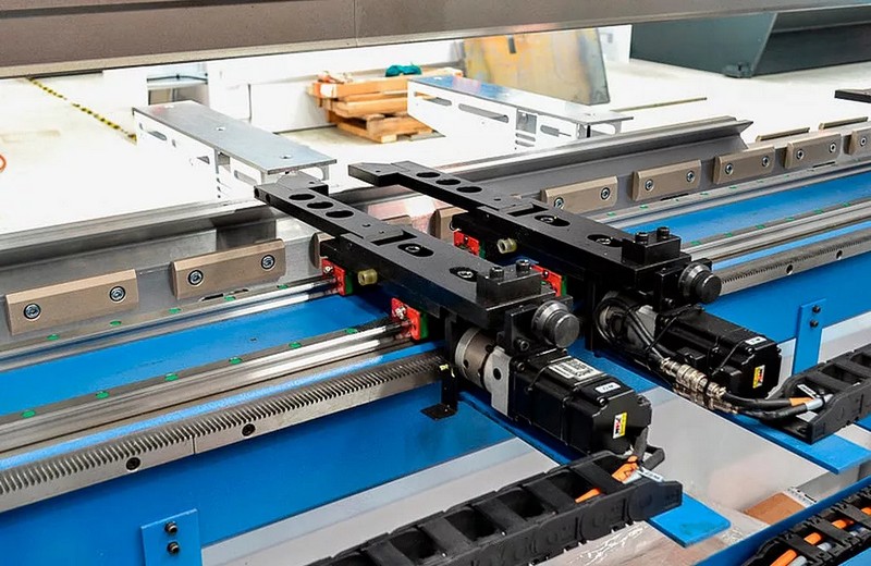 SMD PBC-160/3100  Палец заднего упора  Имеет складную конструкцию, что предотвращает заклинивание и соударение заготовки при гибе 