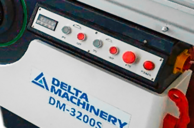 DELTAMACHINERY DM-3200S 
  ПУЛЬТ УПРАВЛЕНИЯ  
 Для обеспечения долговечности в конструкции станка реализована система смазки направляющих, которые отвечают за подъем/опускание пильных агрегатов  
