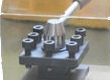 LAMT-500/230  Универсальность  В резцедержатель устанавливается несколько резцов - можно быстро перейти от одной операции к другой (проточка - отрезание или проточка - снятие фаски и так далее) 