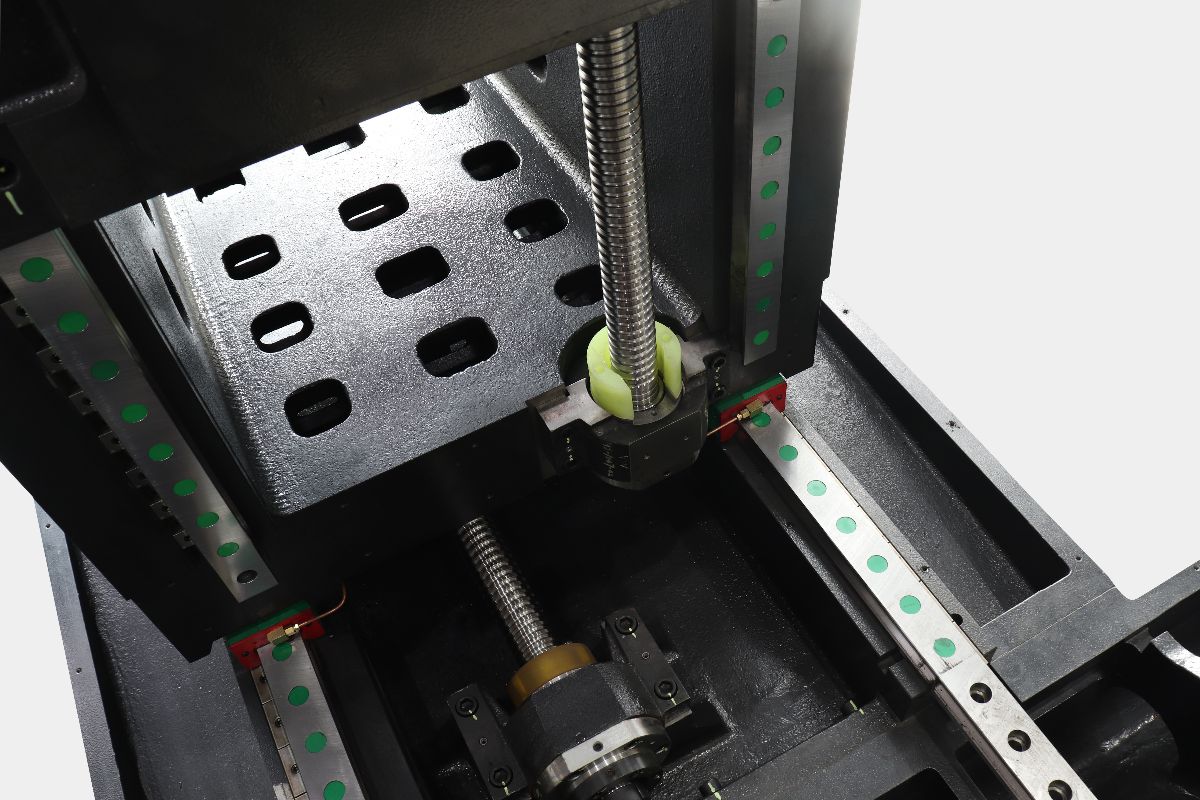 SPITZEN HMT-1250  Направляющие перемещений  На станках серии HMT перемещения по осям (X*Y*Z) осуществляются по роликовым направляющим, увеличенной толщины (55/45мм)  В несущих блоках (каретках) четыре рядя роликов размещены под углом 45º, поэтому ...