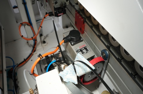 ADVANTAGE 5000RF SERVO  Узел финишной торцовки 
 Состоит из двух дисковых пил перемещающихся по разнесенным призматическим направляющим с линейными подшипниками  Узел способен обрабатывать деталь с высокой точностью на скорости до 23 м/мин  Приво...