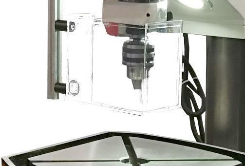 Stalex SHD-50PF Pro 
  Защита от стружки  
 Прозрачный экран практически полностью закрывает рабочую зону и препятствует вылету стружки в глаза оператора  
