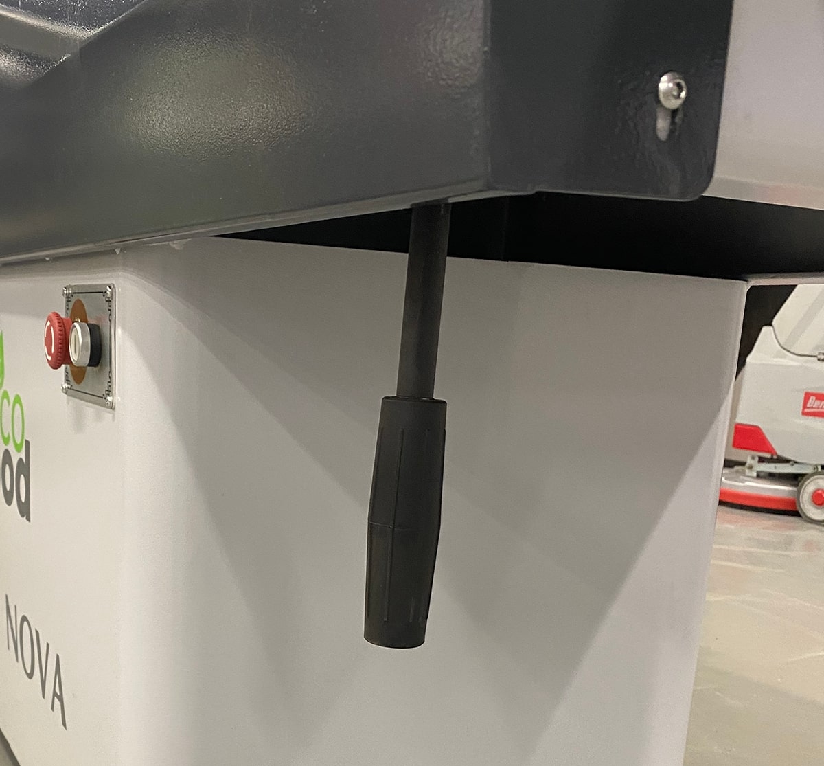 EcoWood SF 400W Nova  Регулировка стола рычагом  Выставление толщины съема материала осуществляется с помощью рычага по шкале 