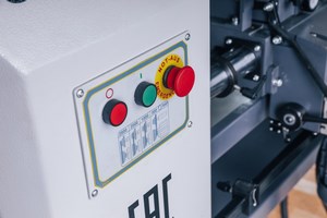 OSTERMANN CL 1200 Standart  Кнопки управления  На станине расположены кнопки включения/выключения вращения заготовки и кнопка аварийного отключения станка 