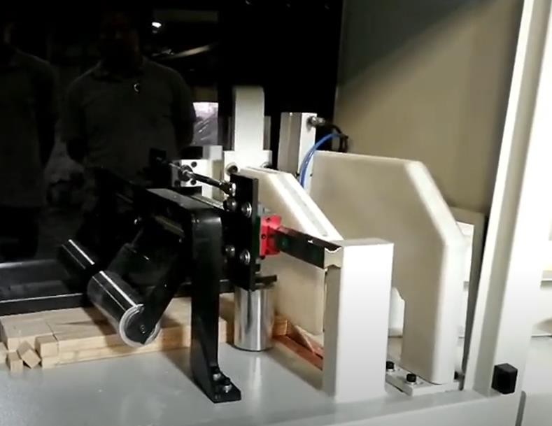 EcoWood MasterCut 250  Пневматический прижим заготовки  Устройство прижима заготовки имеет три точки контакта с заготовкой для обеспечения точности обработки в диапазоне +/- 1 мм 