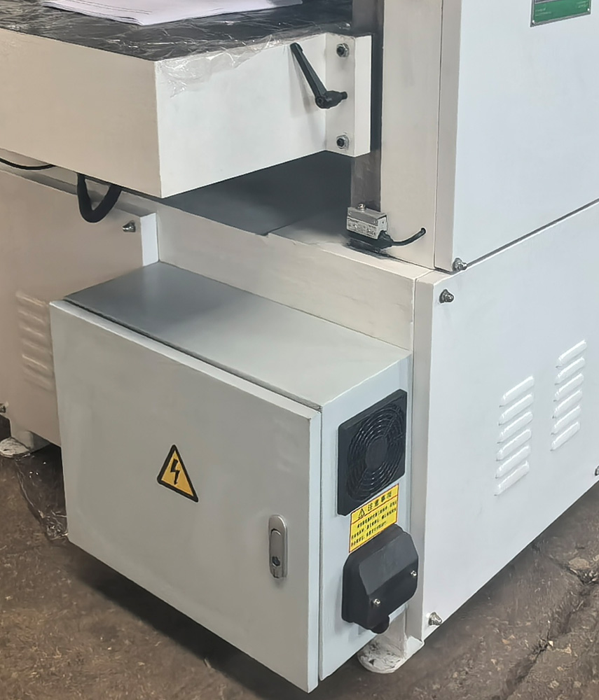 EcoWood MB 204F Nova  Электрошкаф  Вынесен в заднюю часть станка и оснащен вентилятором для охлаждения электрокомпонентов, что увеличивает срок службы и повышает надежность 