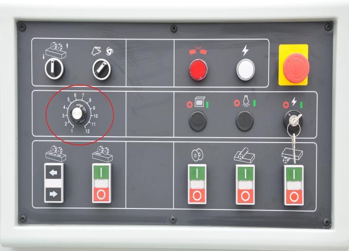 QUADRO 320SAW TARUKI  Электронный инветор  Для бесступенчатой регулировки скорости подачи заготовок в диапазоне от 10 до 36 м/мин используется частотный инвертор  Надежная и современная система позволяет достигать необходимых скоростей подачи при ...