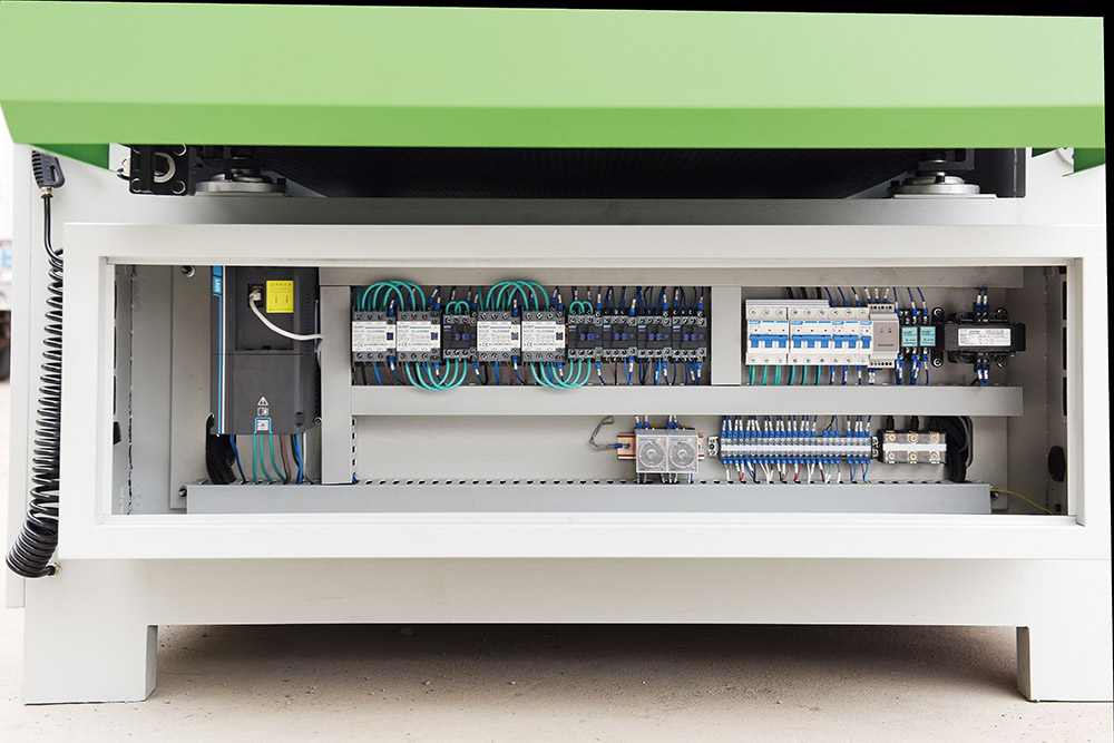 EcoWood WSM 1000  Электрокомпоненты  Электрошкаф аккуратно собран и вынесен в отдельный блок для лучшей защиты от пыли Отличаются надежностью и ремонтопригодностью – при замене легко найти нужный элемент по каталожному номеру 