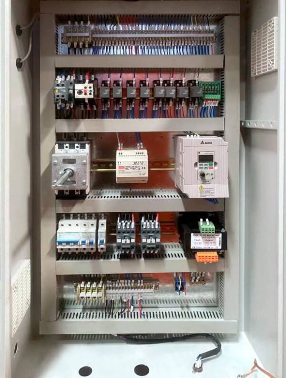  Электро-шкаф  
Служит для размещения электрооборудования станка. В станках серии HPJ-M используется электрооборудование компаний Schneider Electric.