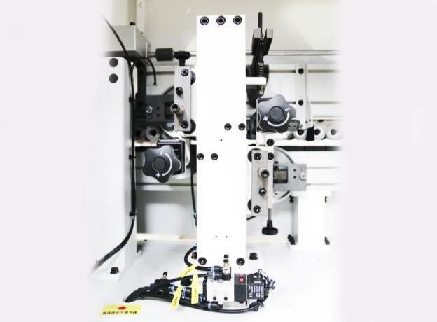 HOLD HD210JS  Узел радиусной цикли 
 Удаляет следы, оставленные фрезой для снятия свесов, делает края гладкими и ровными, придает кромке радиусную форму  Оснащен двумя группами ножей с разными радиусами для работы с разными толщинами кромочного м...