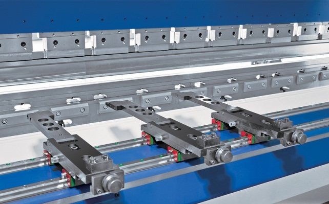 SMD PBC-160/3100  Задний упор имеет автоматическое перемещение по осям X и R  X - 500 мм, скорость 400 мм/секR - 200 мм скорость 60 мм/секПеремещение выполняется с помощью ШВП по линейным направляющим от привода серводвигателя  Три упора можно вру...