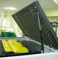 Supermac-630 
 Открывание верхней крышки производится при помощи газового амортизатора  Излишние шумы гасит шумоизоляция  
