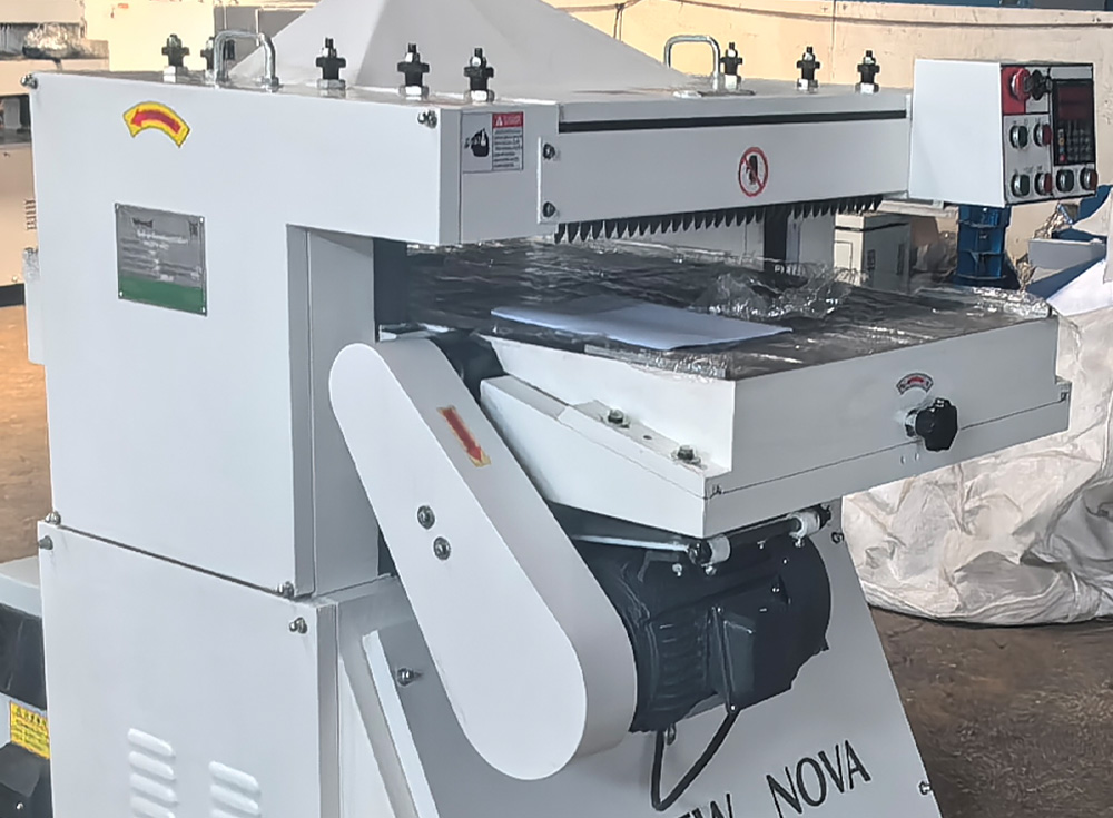 EcoWood MB 204F Nova  Нижний ножевой вал  Привод нижнего ножевого вала осуществляется от отдельного двигателя  Настройка глубины съема осуществляется с помощью винта на передней части стола 