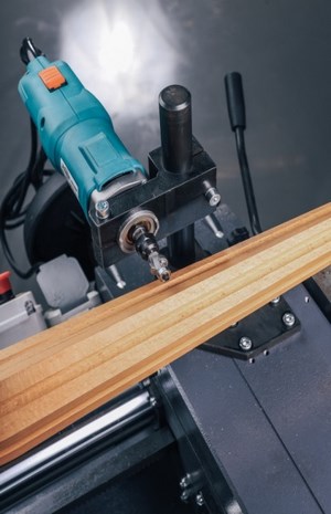 OSTERMANN CL 1200 Standart  Кронштейн для фрезера  В комплект поставки входит кронштейн для установки ручного фрезера Кронштейн устанавливается вместо подвижного люнета и позволяет осуществлять фрезеровку с помощью ручного инструмента  Возможна об...