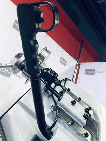 IRONMAC CUT-220F Euro Type  Рычаг опускания пильной рамы с кнопкой  Необходим при ручном режиме работы для опускания пильной рамы 