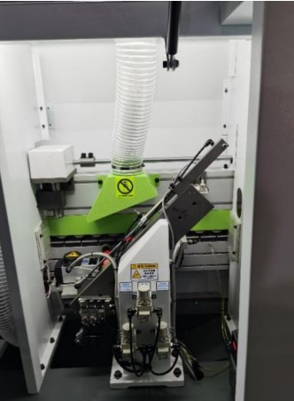 FABTEC MF50F 
 Агрегат для чистовой обрезки торцов 
Удаляет лишнюю кромочную ленту на концах панели  Два двигателя (0 37 кВт х 2, 12000 об/мин), пильные диски (104 х 3 0 х 2 2 х 22 х 30)  Обрезает лишнюю кромочную ленту на концах панели;