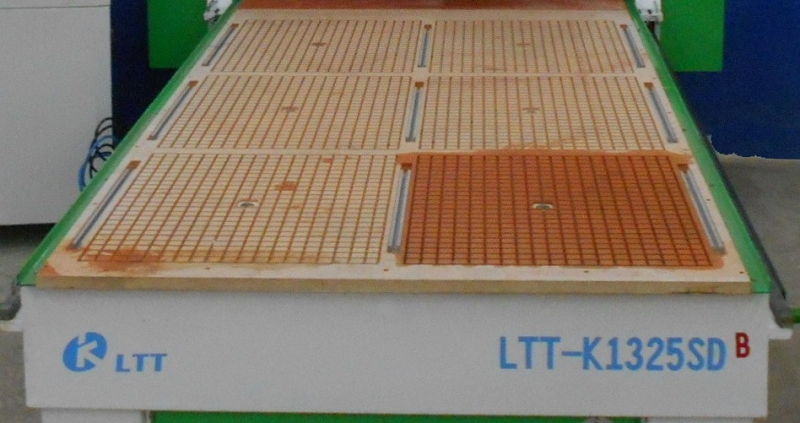 LTT-1325SD 
  Комбинированный рабочий стол  
 Большая поверхность рабочего стола разделена на несколько секторов для закрепления заготовок с помощью вакуума с возможностью зонирования на более мелкие зоны при помощи уплотнителя  Кроме этого есть в...