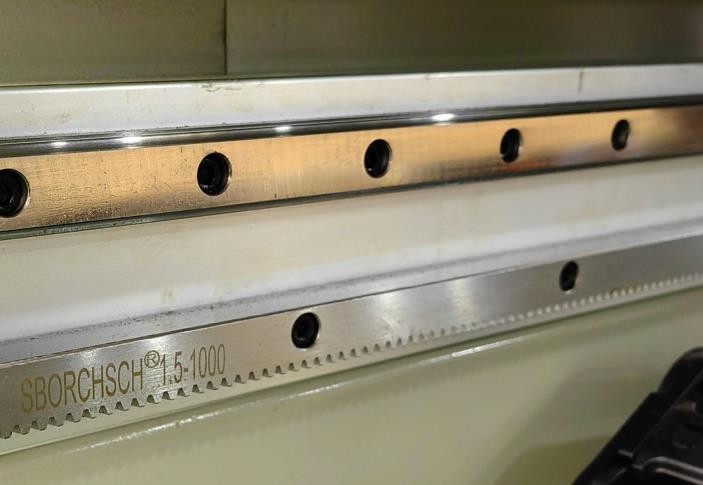 EcoWood Cut 250 MAX  Линейные направляющие TBI  За счет повышенной устойчивости и жесткости линейных направляющих TBI (Тайвань), обеспечивается высокая точность перемещения толкателя, а так же долговечность работы станка без потери точностных пара...