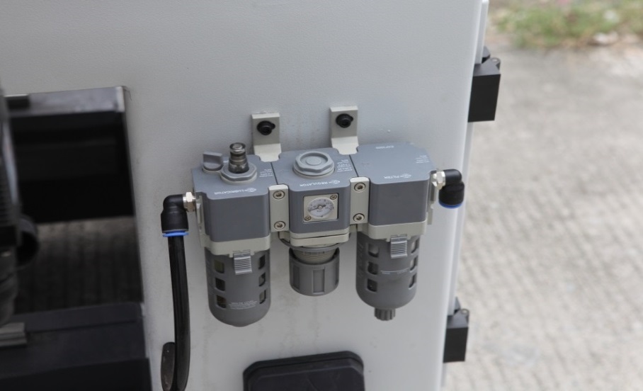 WoodTec WS-330C  Блок подготовки воздуха   С помощью которого регулируется общее давление в пневмосистеме, а также первичная фильтрация подаваемого в станок воздуха 