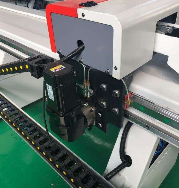 EcoWood MasterCut 250  Защитные кабелеукладчики  Обеспечивают защиту кабелей от внешних повреждений (защищает от механических повреждений при падении габаритных обрезков), что увеличивает ресурс работы станка и повышает уровень безопасности на про...