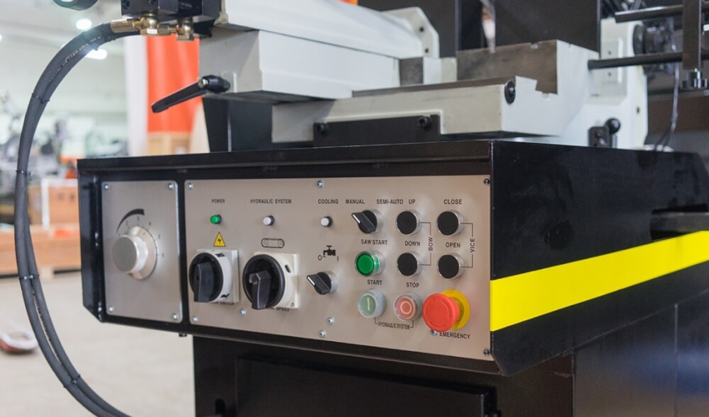 Stalex BS-315GH  Простое управление  Панель управления отличается наглядным и лаконичным исполнением, что обеспечивает простоту эксплуатации станка 