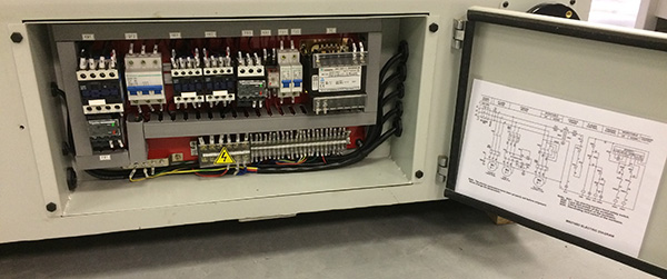 QUADRO 63  Электрошкаф  Имеет удобный доступ с передней панели и дополнительно защищен от попадания пыли и грязи уплотнительной резинкой В станке используются надежные и проверенные европейские электрокомпоненты, такие какShneider Electric 