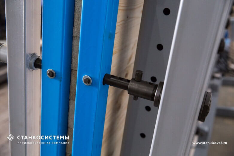 SL-UN Для склейки разнотолщинных заготовок на прессе имеется возможность регулировать вертикальные стойки под разную толщину изделий 