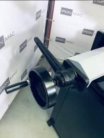 IRONMAC CUT-227F Euro Type  Быстрозажимные тиски  Для зажима/разжима заготовки необходимо ослабить/зафиксировать рычаг и вращать маховик, регулирующий ширину зева 