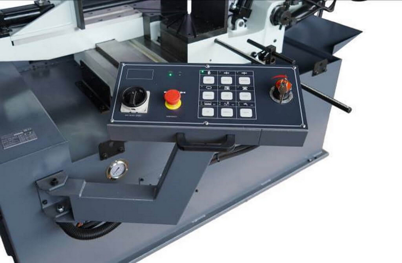 IRONMAC CUT-330SAF  Пульт управления  Вынесен отдельно для удобства эксплуатации;Пульт управления можно перемещать относительно станка;Кнопочный пульт управления оснащен защитными ключами 