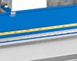 IT10  Точность  Сантиметровая линейка, расположенная на прижимной балке, позволяет производить разметку заготовки на рабочем столе 