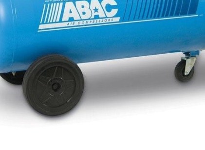 Abac B5900B/100 CT5.5  Мобильность  Два больших колеса и одно маленькое поворотное обеспечивают удобство транспортировки компрессора по рабочей площадке 