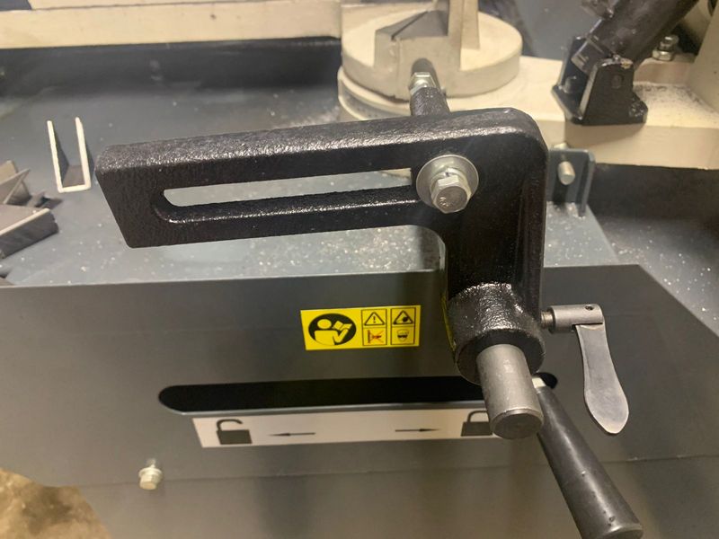IRONMAC CUT-220F Euro Type  Упор  Предназначен для удобного отмера длины реза и фиксации 
