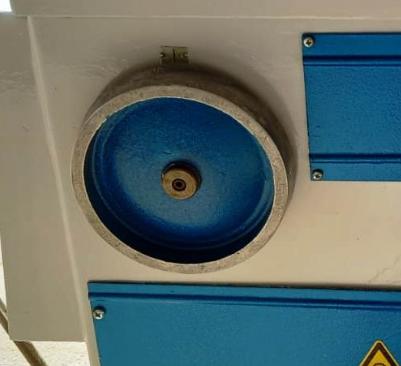 DSMD-63 
  Удобная ручка точной доводки стола  
