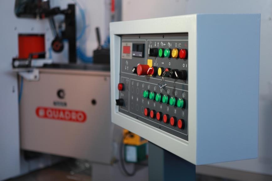 QUADRO 923 Ultra  Выносной пульт  Станок оснащен дистанционным пультом управления с кабелем длиной 7 метров для удобства наладки станка 