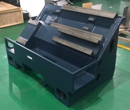 IRONMAC ITX-63/1000  Станина  Цельнолитая наклонная станина увеличенного сечения из серого чугуна высокого качества марки Meehanite  Наклон станины 45° обеспечивает оптимальное распределение нагрузки, прочную поддержку револьверной головки в проце...