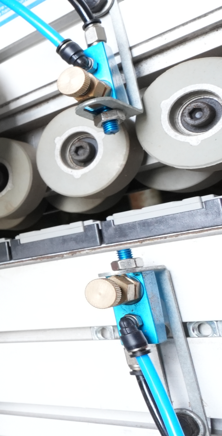 ADVANTAGE 5000RF SERVO  Узел подачи очистительной жидкости 
 Удаляет возможные загрязнения и помогает лучше обработать деталь в зоне полировки  
