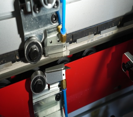 ALTESA SUPERSET NC 5650RF SERVO  Узел клеевой цикли 
 Новый плоский ракель позволяет удалить излишки клея, сделать верхнюю и нижнюю части изделия более гладкими и чистыми, а также улучшить качество кромки 
