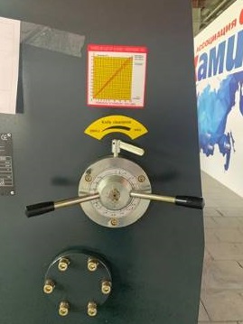 IRONMAC SB-K  Механизм установки зазора  Механизм установки зазора между ножами, позволяет оперативно установить требуемый зазор для получения оптимальных режимов резания 