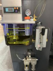 Beaver 640 Heavy 
  Централизованная система смазки  
 Централизованная система смазки позволяет дистанционно осуществлять смазку узлов станка с помощью ручного насоса  При этом снижается время, затрачиваемое на обслуживание станка  Имеется отде...
