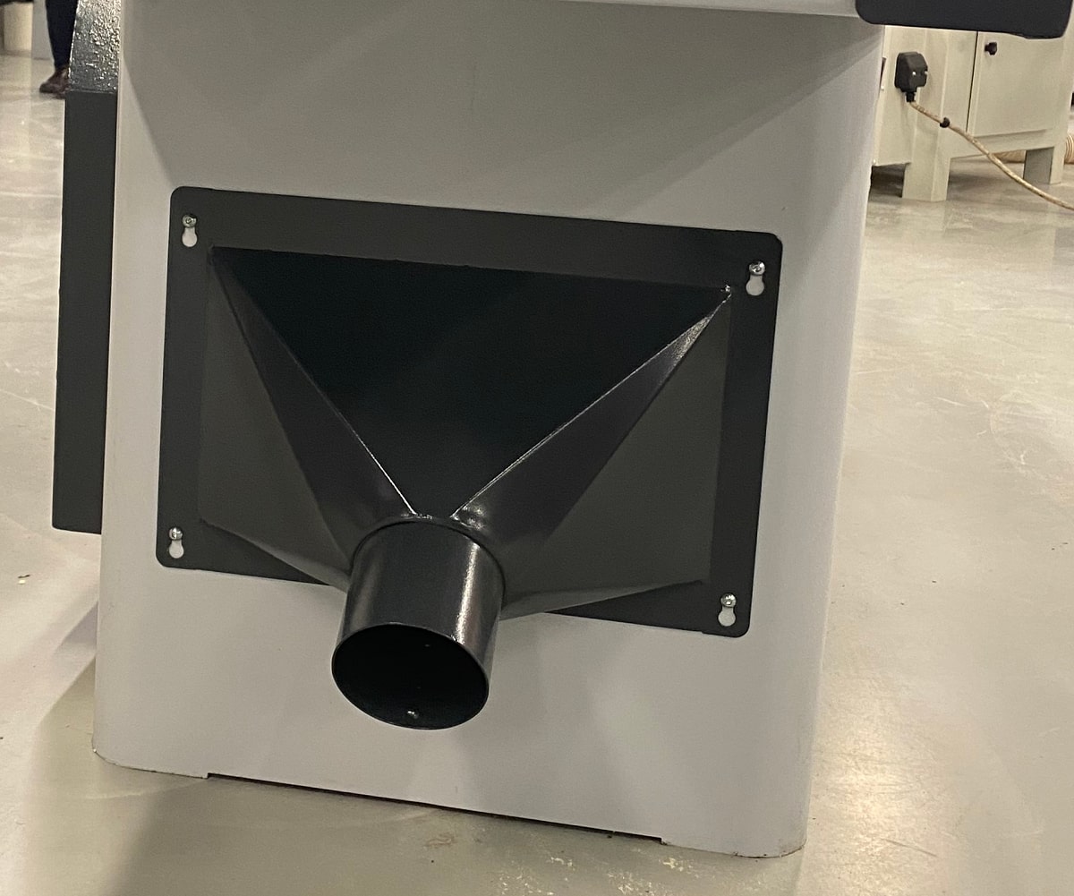 EcoWood SF 400W Nova  Аспирационный патрубок  Эксгаустерная воронка Ø100 мм для удаления стружки расположена под столом 