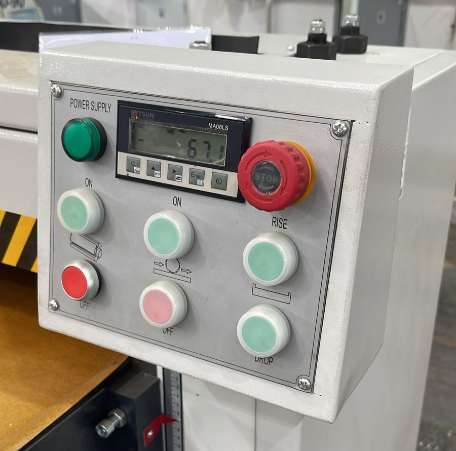 EcoWood MB 1013AW  Пульт управления  На пульте расположен дисплей с электронной индикацией положения стола, а также кнопки включения/выключения ножевого вала и подающих вальцов, подъема/опускания стола и кнопка аварийной остановки Электронная инди...