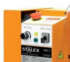 Stalex SBD-7  Удобное управление  Все органы управления токарным станком Stalex Stalex SBD-7 C3 располагаются в одном месте, слева от оператора, что способствует удобному выполнению операций 