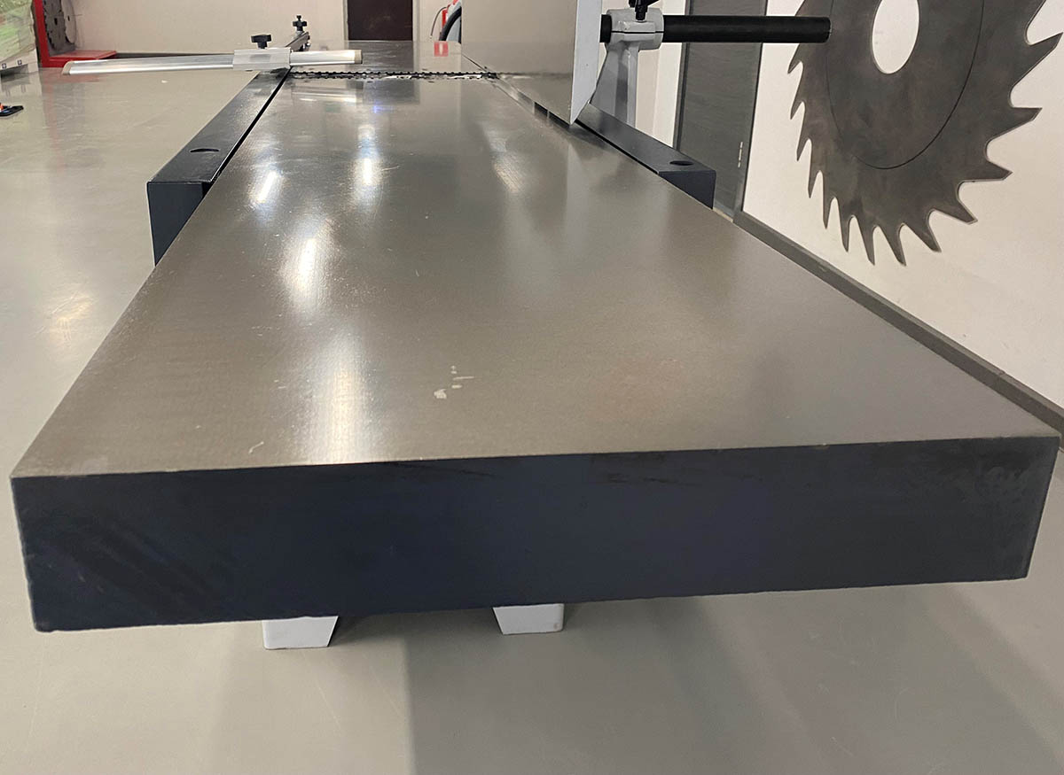 EcoWood SF 400W Nova  Чугунные литые столы  Массивные столы длиной 2500 мм отлично гасят вибрацию и являются хорошей базой, что повышает качество обрабатываемых деталей Столы имеют ребра жесткости 