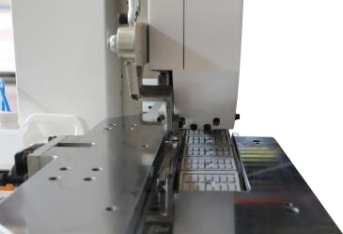 ALTESA SUPERSET NC 5650RF SERVO  Безопасность 
 Предотвращение неправильного размещения заготовки, чтобы избежать повреждения машины  Предотвращение прижатия рук во избежание травм оператора во время производства 
