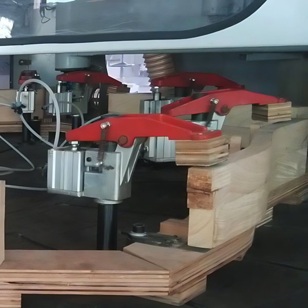 EcoWood LH  Надежный прижим заготовок  Центральный прижим фиксирует крупногабаритные заготовки, небольшие заготовки фиксируются отдельными прижимами (их количество регулируется) 