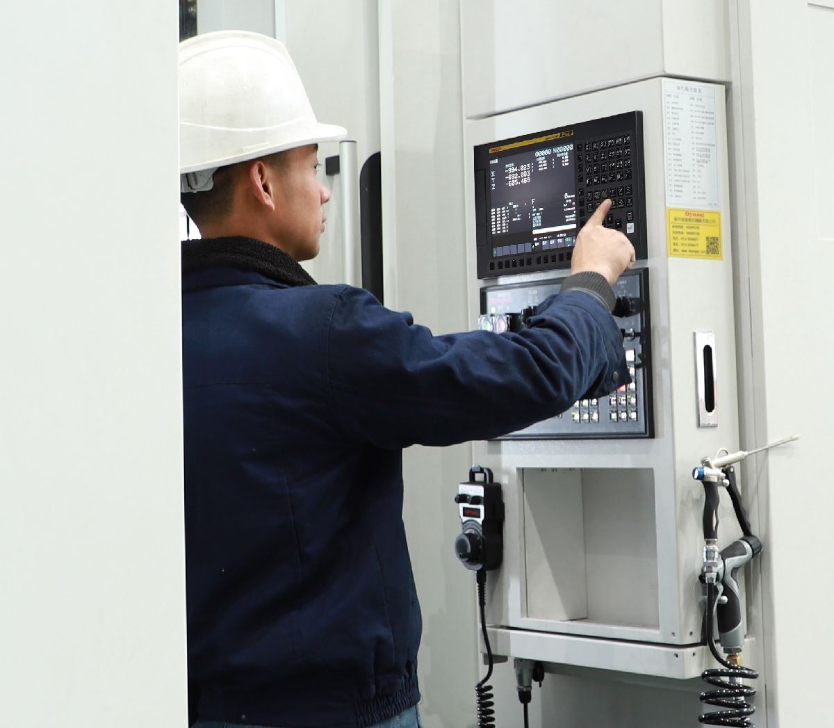 SPITZEN HMT-1250  Система ЧПУ  В базовой комплектации устанавливается обновлённая система ЧПУ FANUC 0i-MF (1) Plus, LCD монитор 10,4 дюймов В версии Plus расширен функционал:увеличена память с 512 Кб до 2 Мб;экран ручной привязки инструмента, для ...